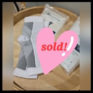 SoothRelieve Compression Socks Mefium White and Black NEW